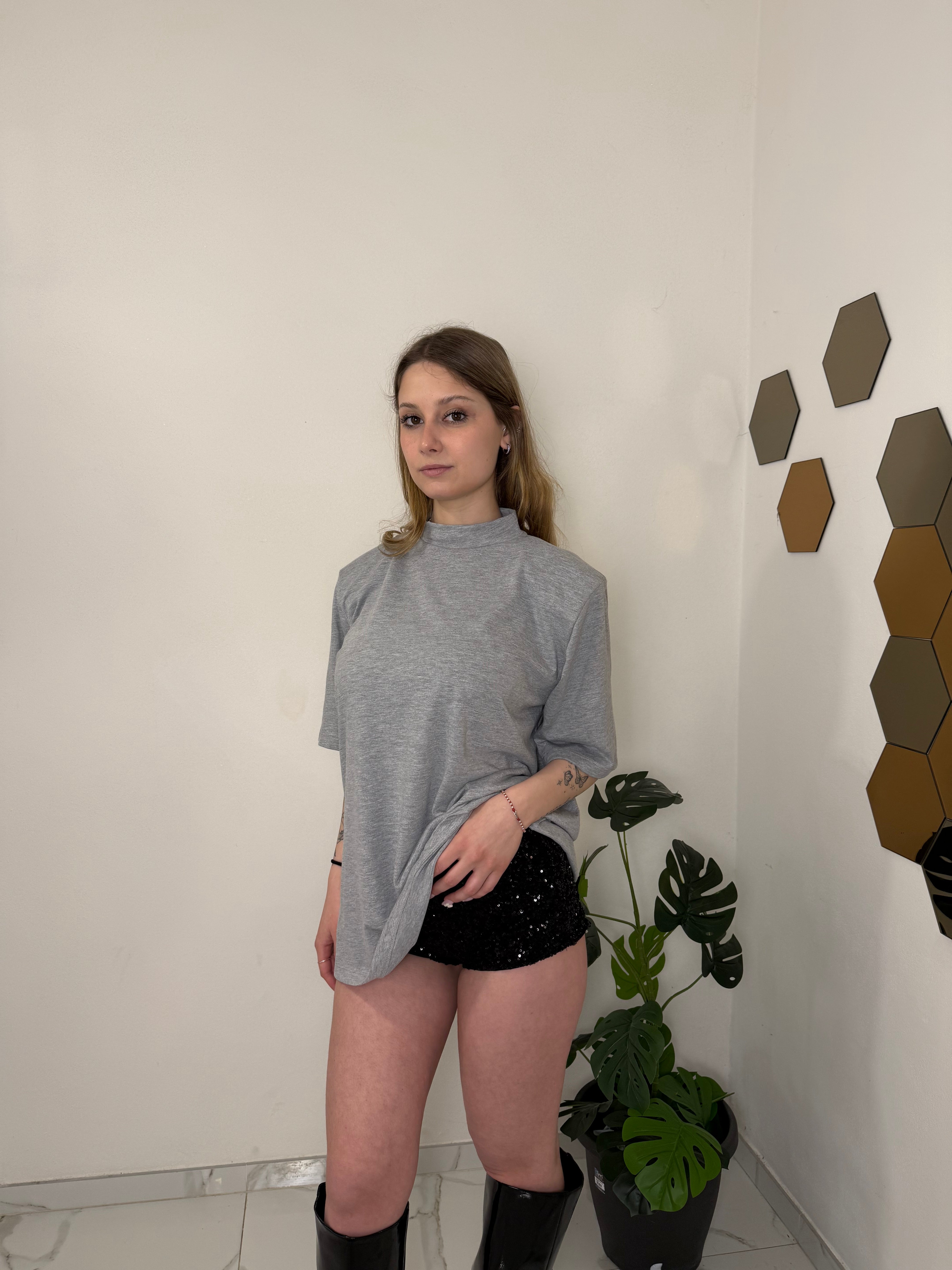 T-shirt spallina (bianca o grigia)