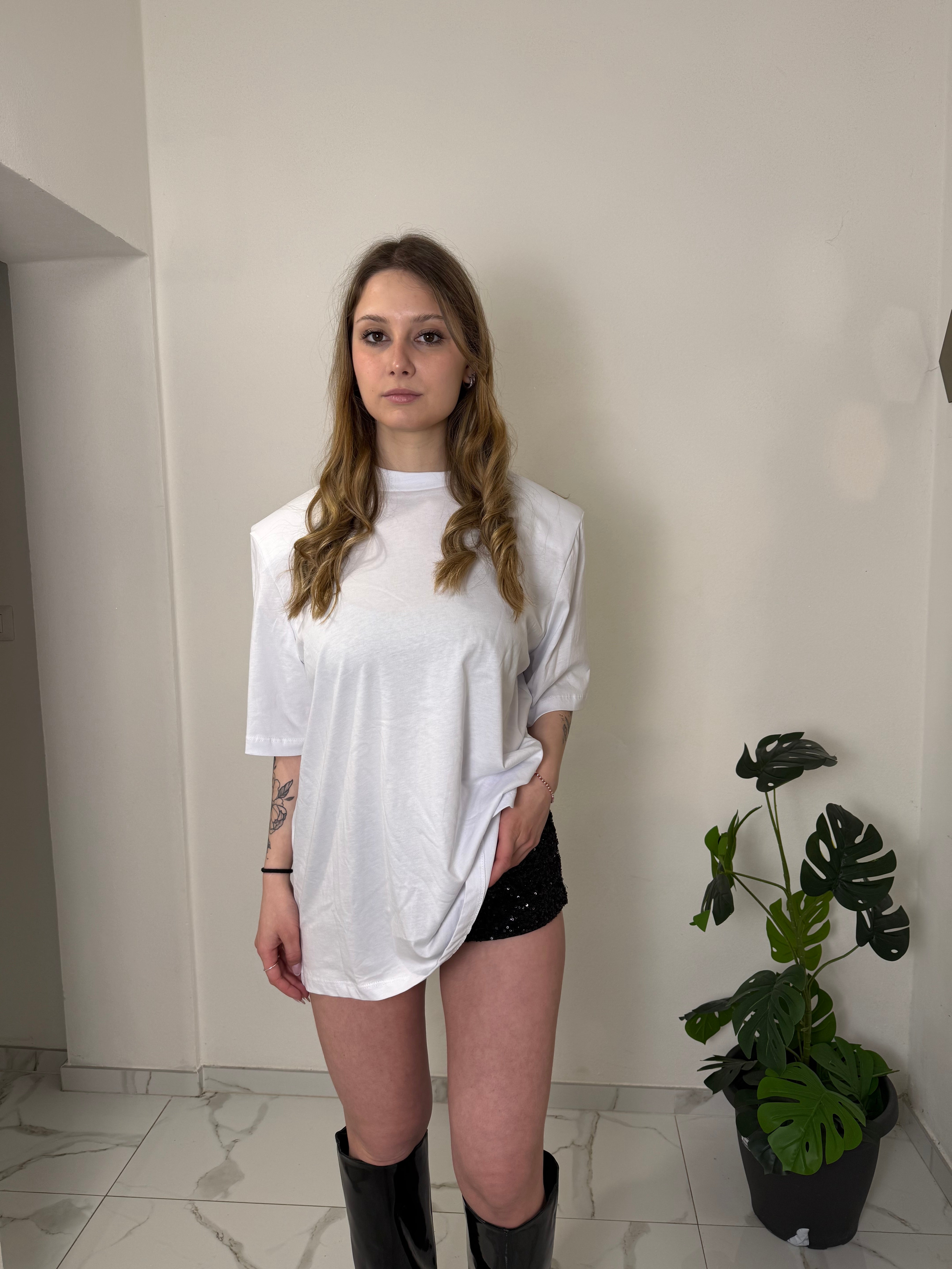 T-shirt spallina (bianca o grigia)