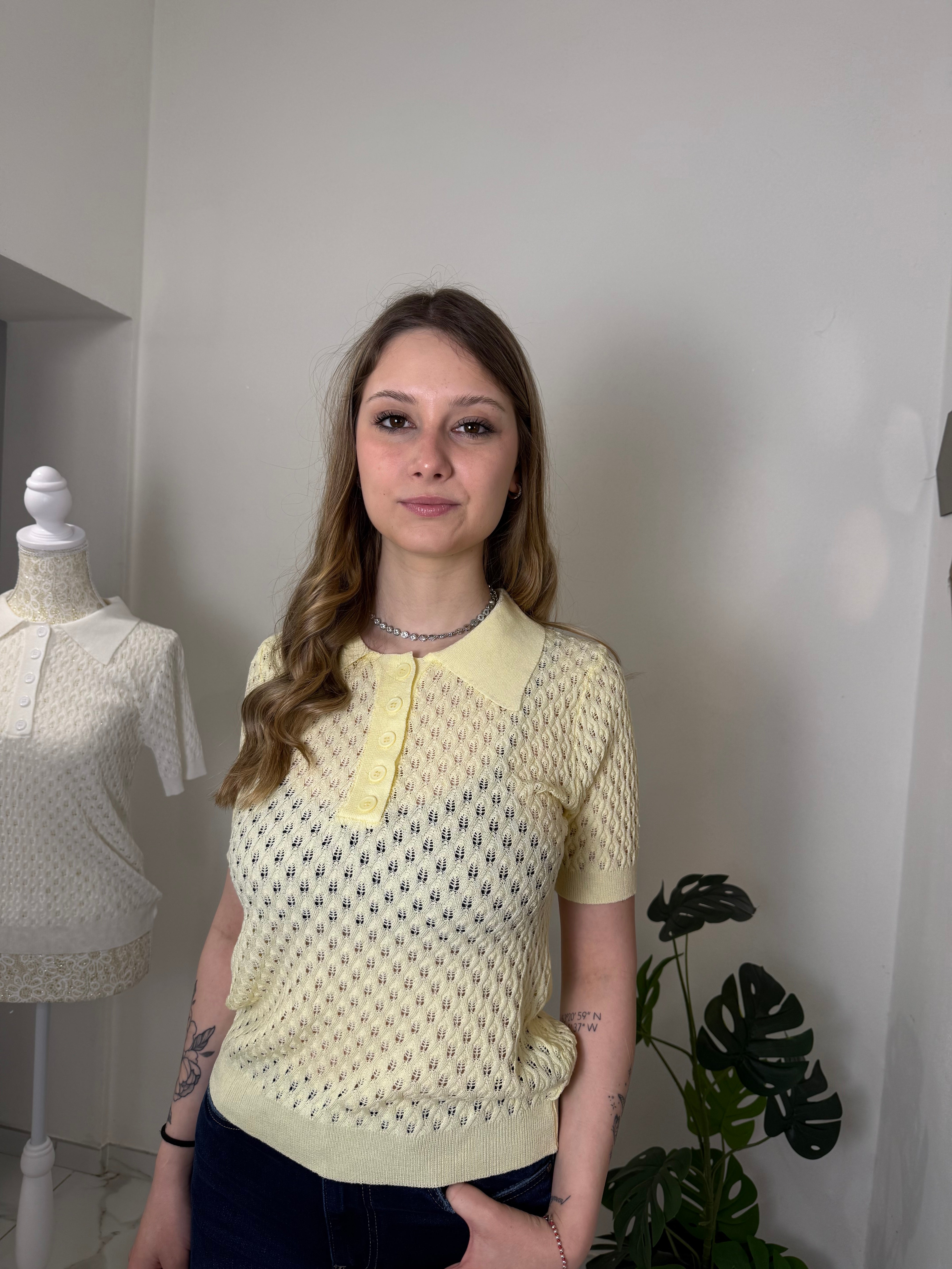 Polo Eleganza Intrecciata (rosa, bianca o gialla)