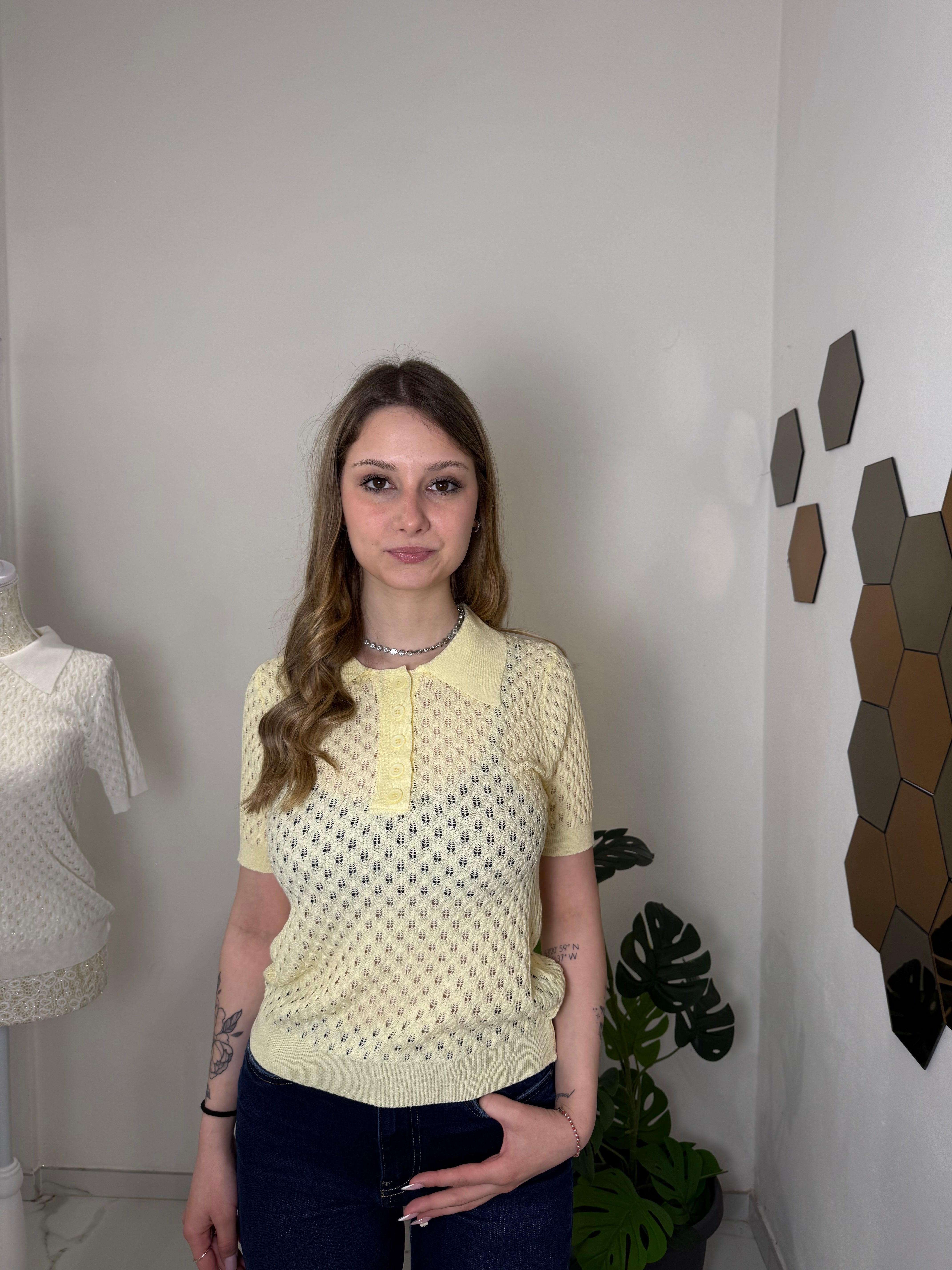 Polo Eleganza Intrecciata (rosa, bianca o gialla)