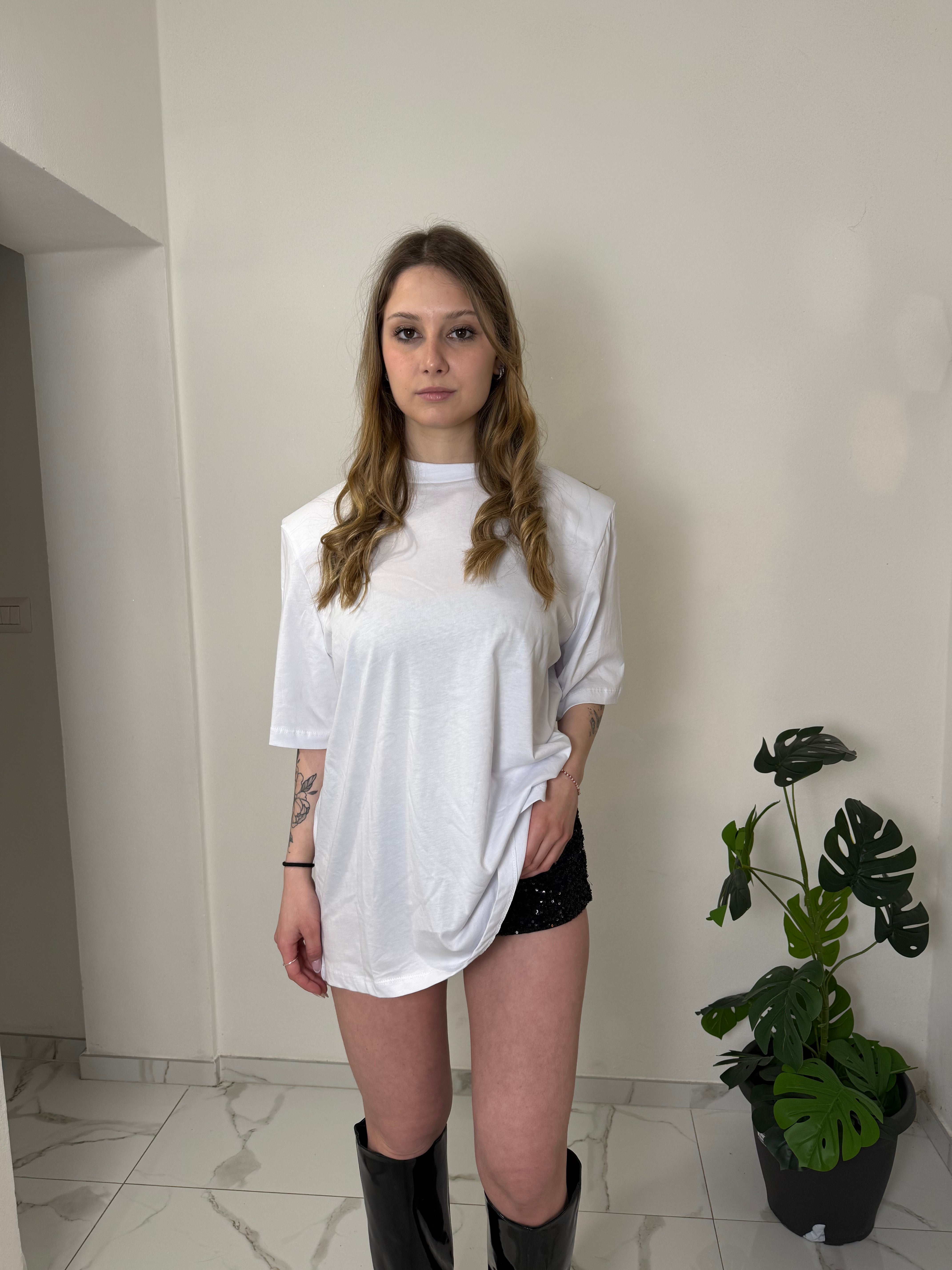 T-shirt spallina (bianca o grigia)