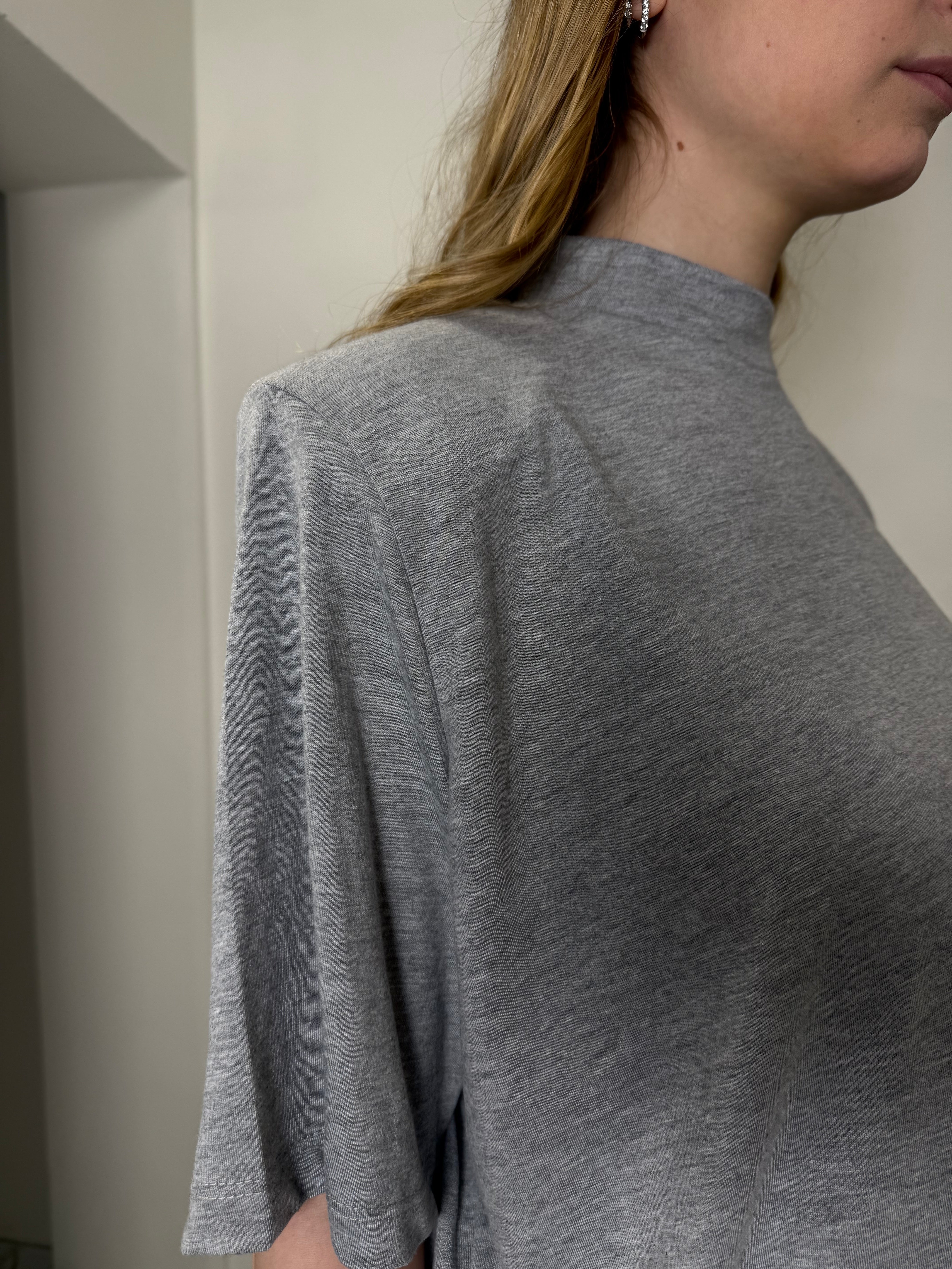 T-shirt spallina (bianca o grigia)